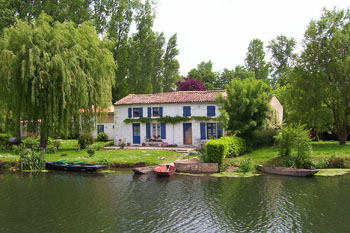 Green Venice cottage on the banks of the Sevre Niortaise River