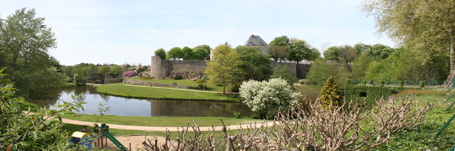 Montaigu castle ramparts and the ramparts park